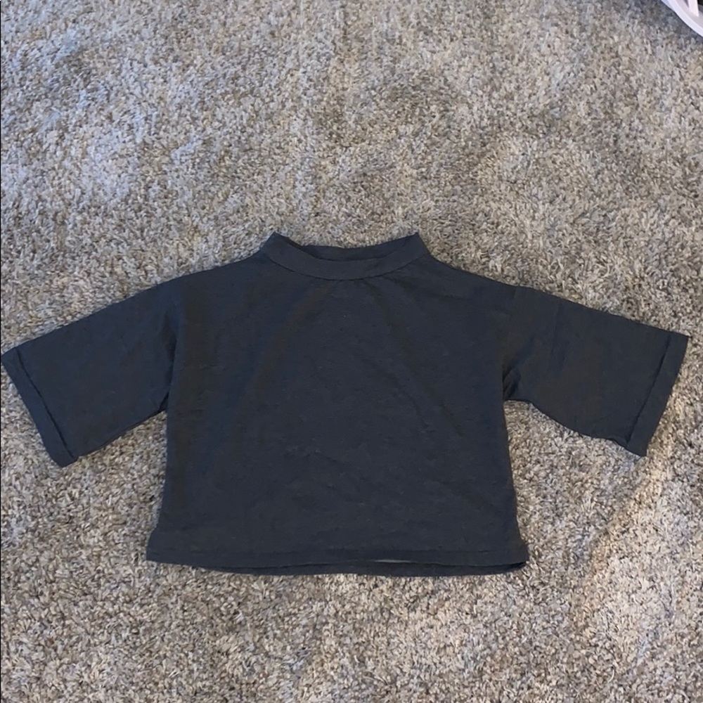 Gray cropped tee